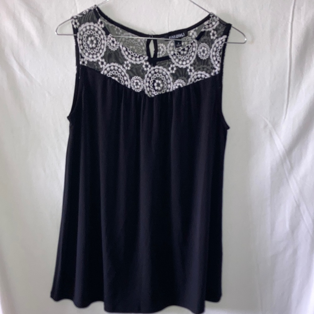 ROZ & ALI SLEEVELESS TOP